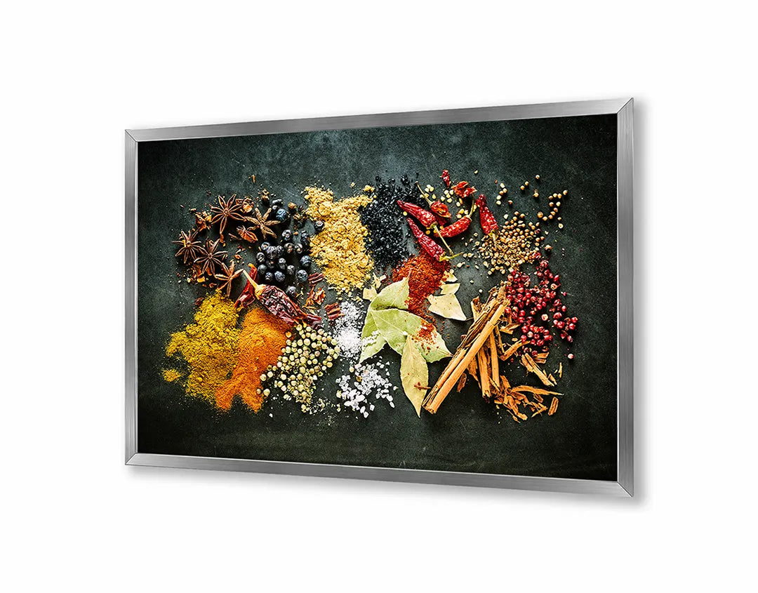 Metalen Magneetbord met afbeelding van hoopjes specerijen op een donkere achtergrond in rijke kruidenkleuren kleuren