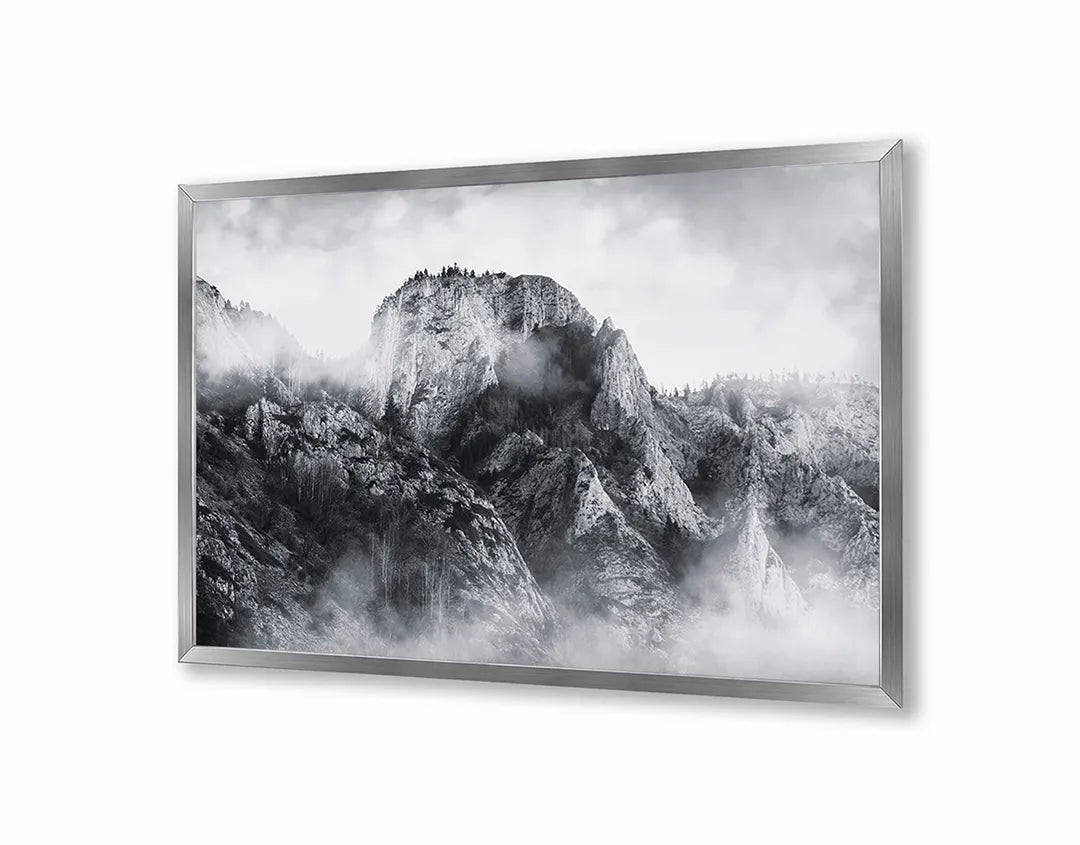 Metalen Magneetbord met afbeelding van mistige bergtoppen in zwart-wit kleuren