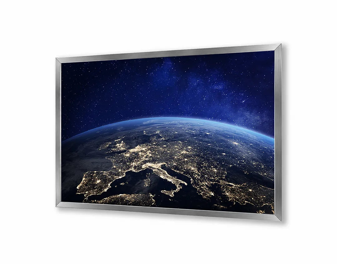 Metalen Magneetbord met afbeelding van aarde vanuit de ruimte met stadslichten in nachtblauw en geel kleuren