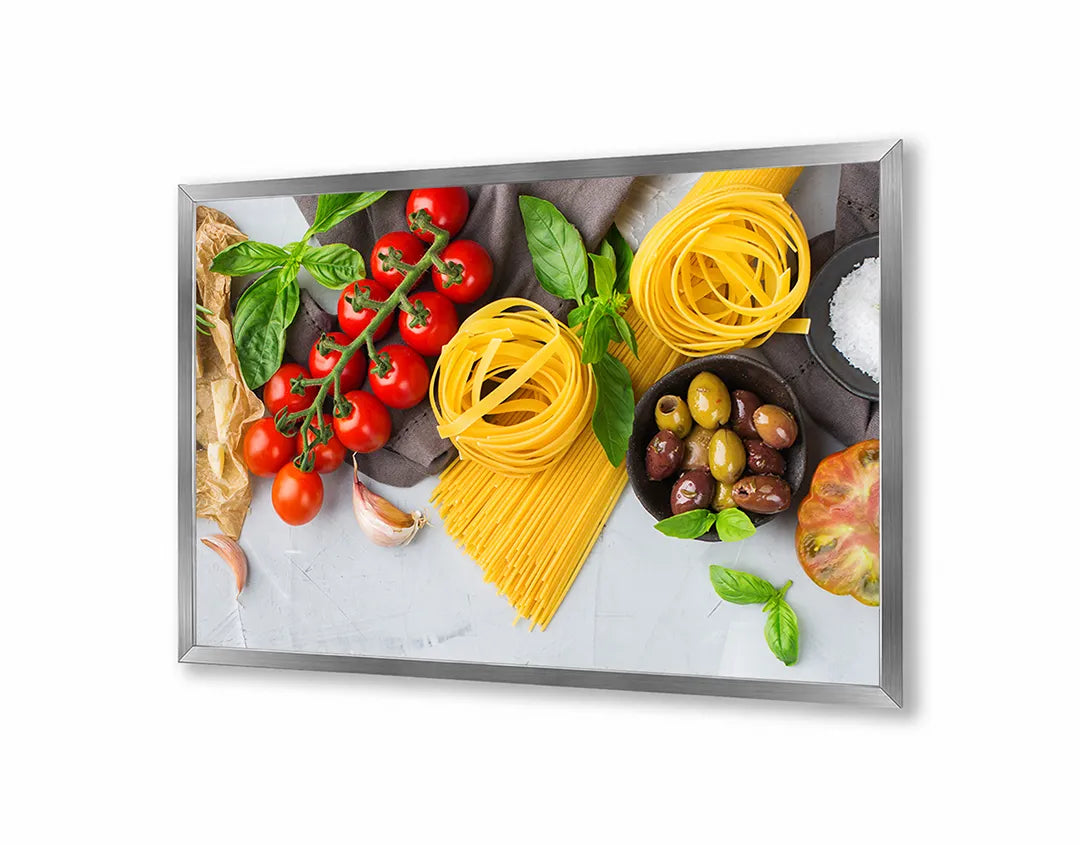 Metalen Magneetbord met afbeelding van pasta ingrediënten en tomaten in vers rood en geel kleuren