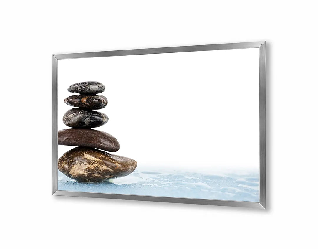 Metalen Magneetbord met perfect gestapelde en balancerende zen stenen op kristalhelder, kabbelend blauw water