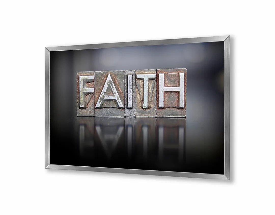Metalen Magneetbord met afbeelding van FAITH tekst met reflectie in donker met lichtaccenten kleuren