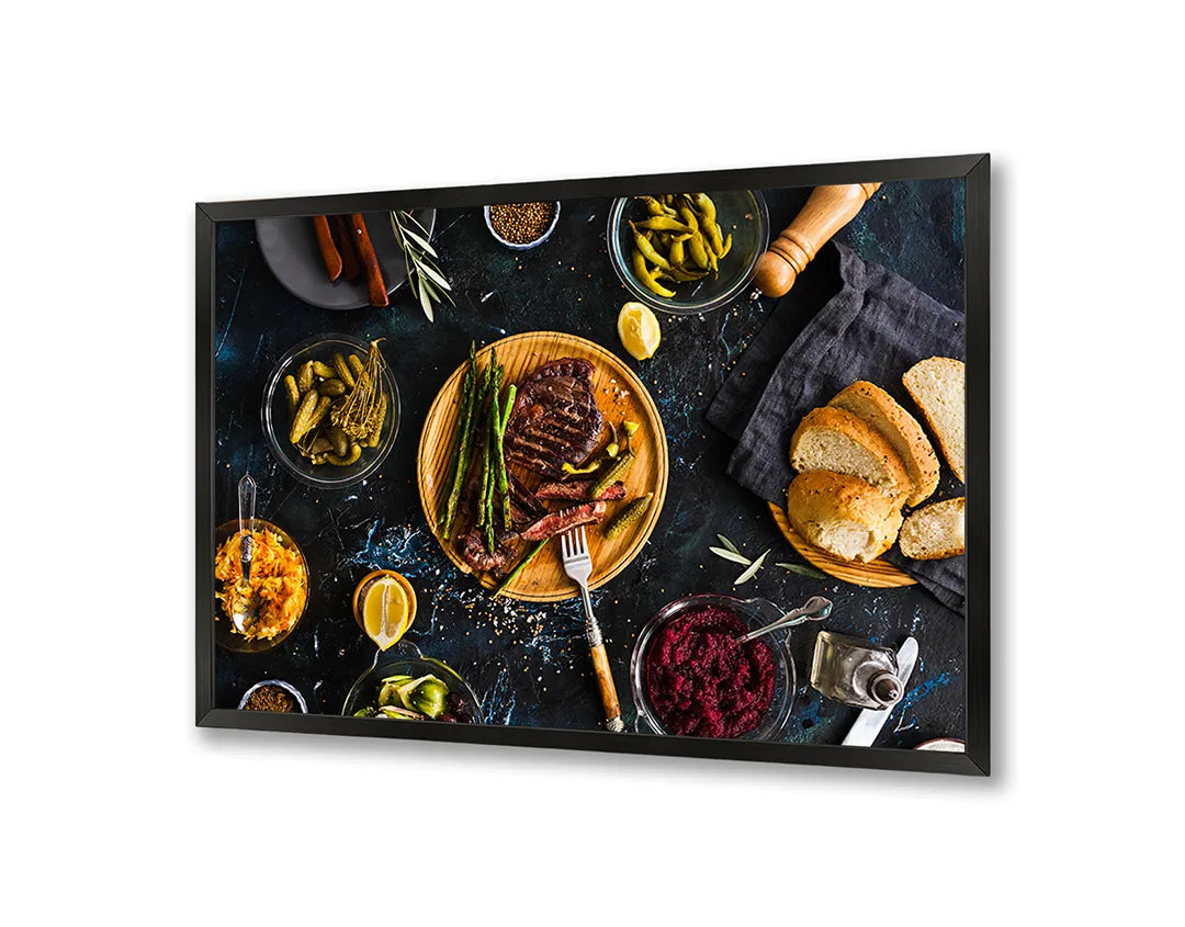 Metalen Magneetbord met afbeelding van bourgondische maaltijd op tafel in donker en sfeervol kleuren