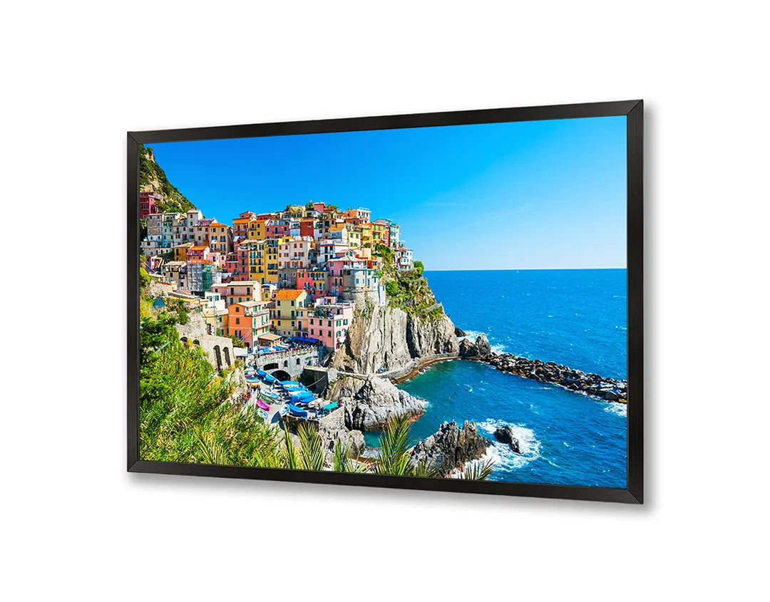 Metalen Magneetbord met afbeelding van kleurrijk Cinque Terre dorp aan de kust in helder blauw en pastel kleuren