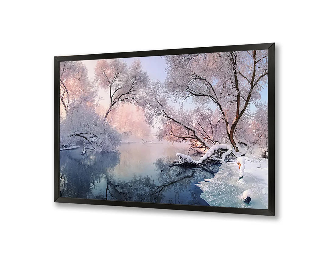 Metalen Magneetbord met afbeelding van besneeuwd winterlandschap met meer in koel ijsblauw en wit kleuren