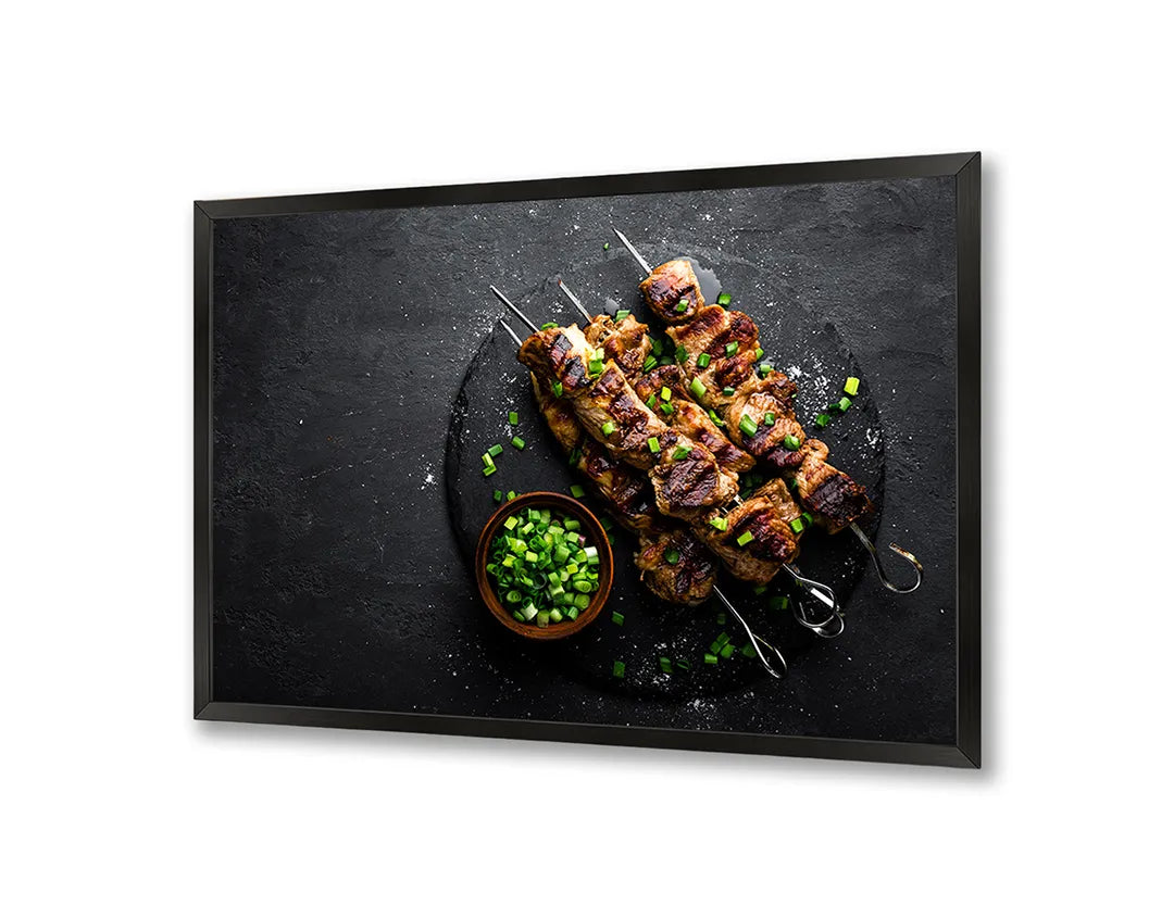 Metalen Magneetbord met afbeelding van vleesspiezen op donker leisteen in donker robuust kleuren