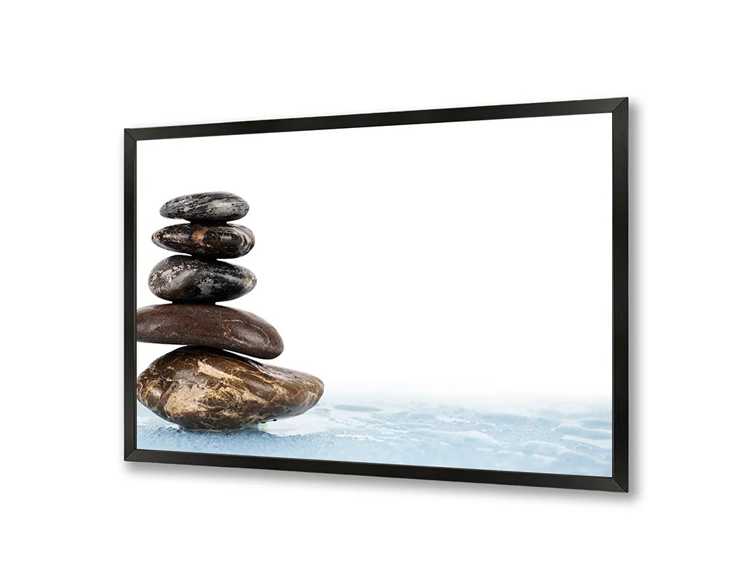 Metalen Magneetbord met perfect gestapelde en balancerende zen stenen op kristalhelder, kabbelend blauw water