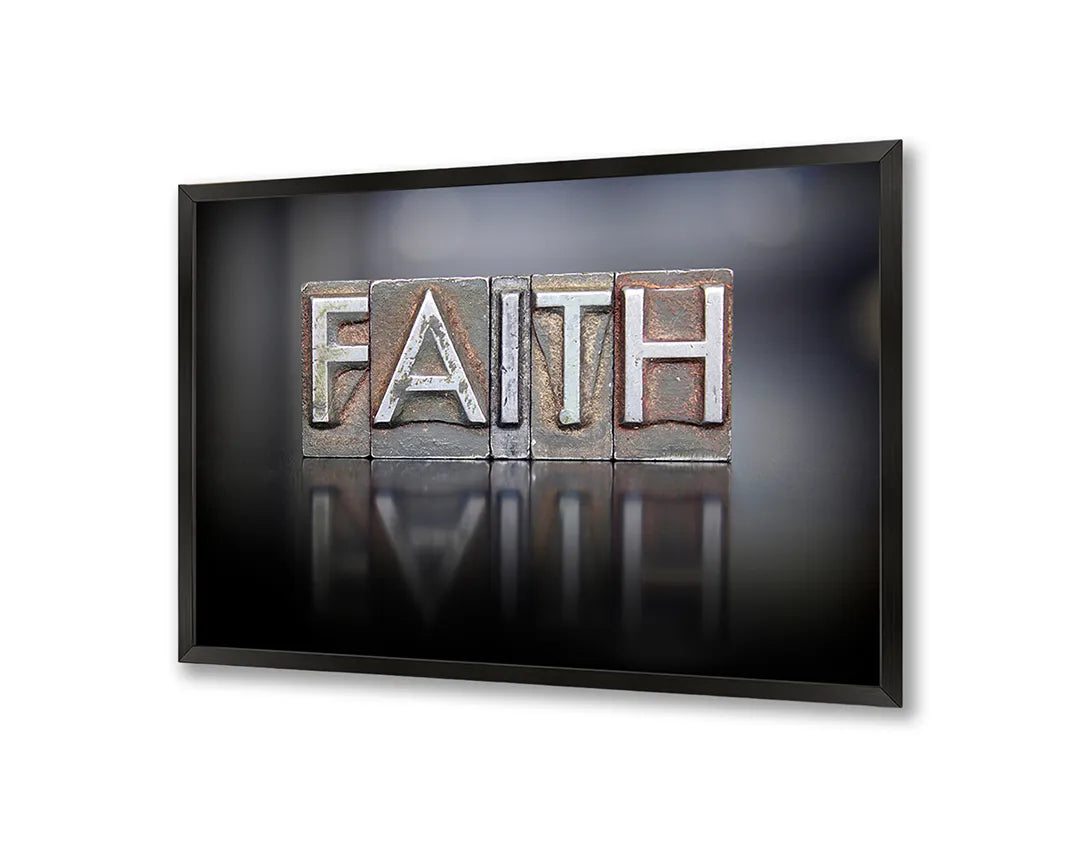 Metalen Magneetbord met afbeelding van FAITH tekst met reflectie in donker met lichtaccenten kleuren