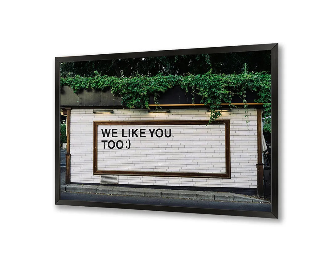 Metalen Magneetbord met We Like You Too tekst op een ruwe bakstenen muur