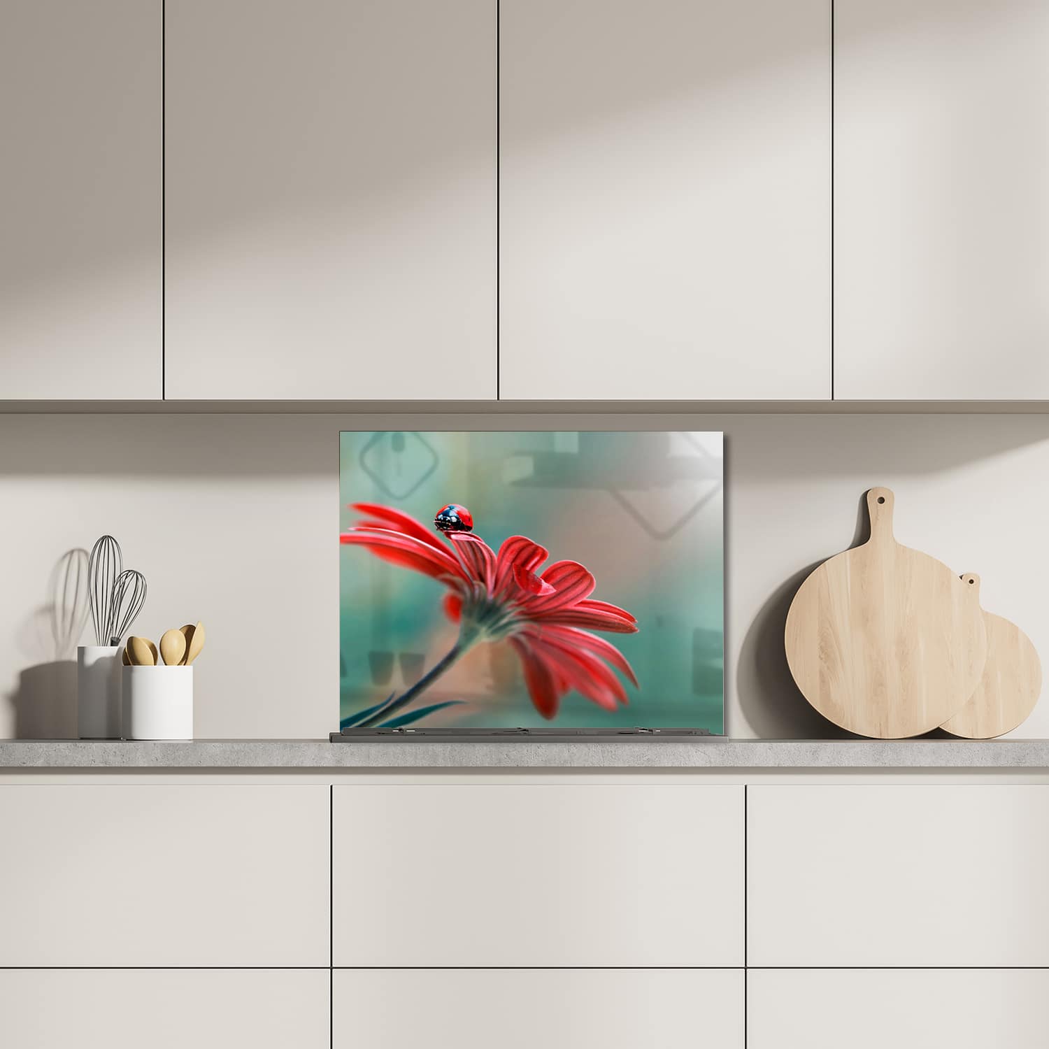 Eigen afmeting spatscherm-op-maat Keuken - Hittebestendig gehard glas - Lieveheersbeestje op Rode Bloem