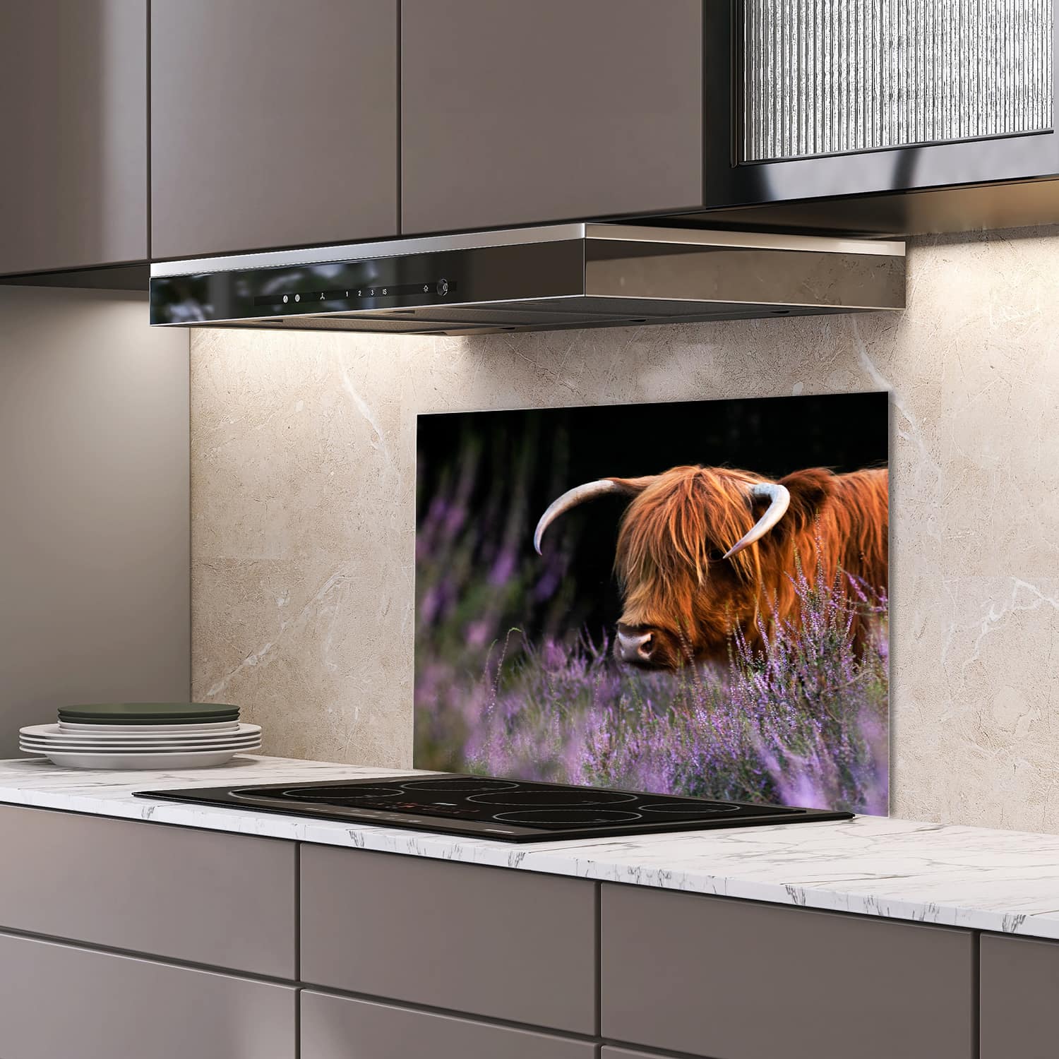 Eigen afmeting spatscherm-op-maat Keuken - Hittebestendig gehard glas - Schotse Hooglander Tussen de Bloemen