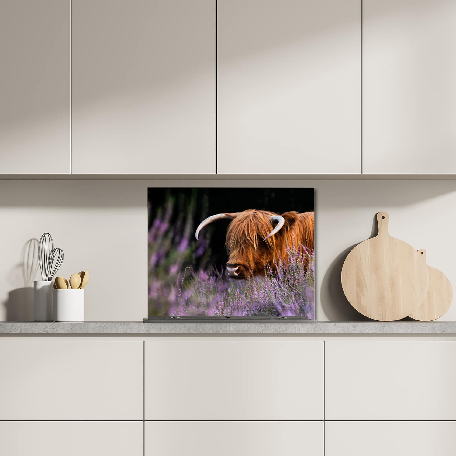 Eigen afmeting spatscherm-op-maat Keuken - Hittebestendig gehard glas - Schotse Hooglander Tussen de Bloemen