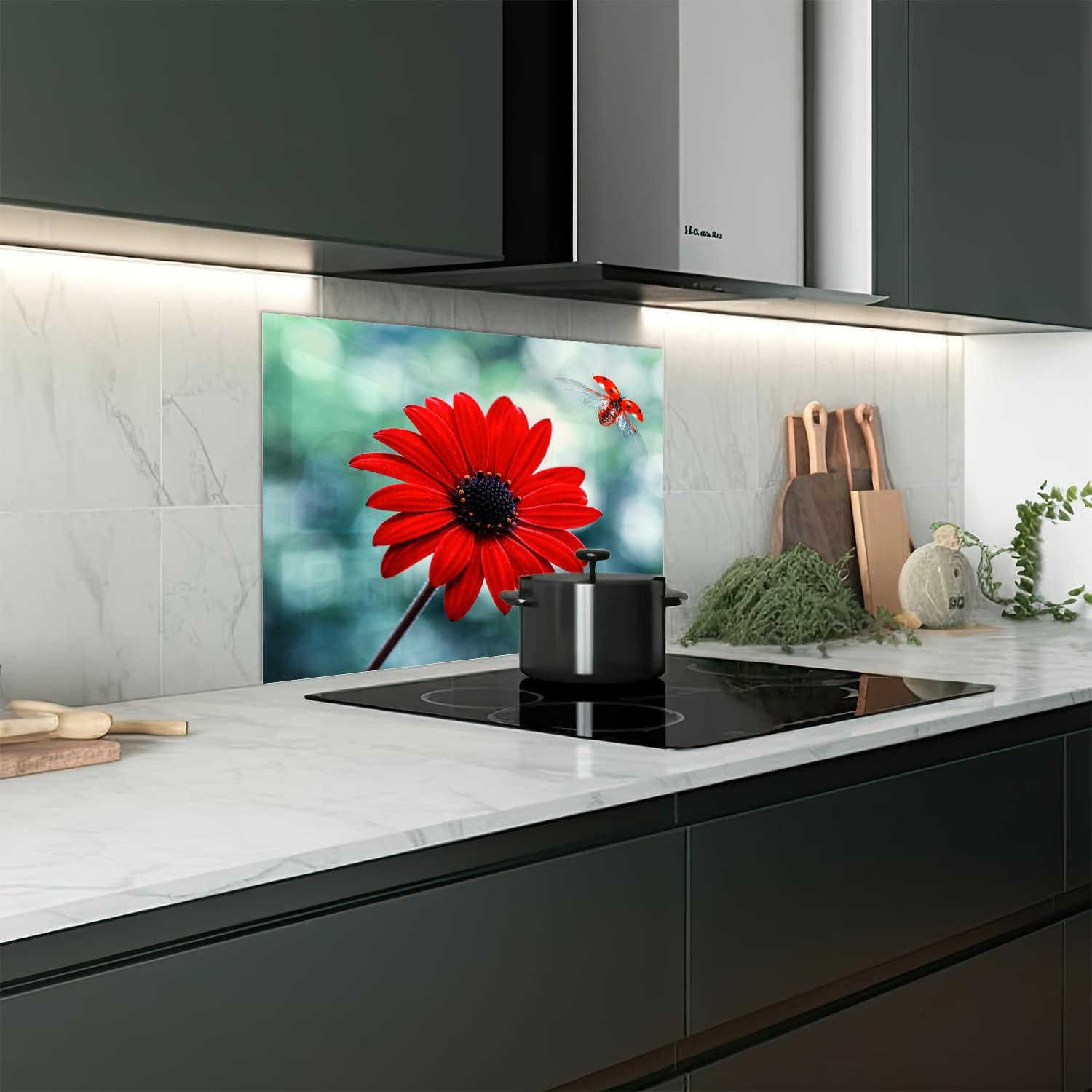 Eigen afmeting spatscherm-op-maat Keuken - Hittebestendig gehard glas - Rode Bloem en Lieveheersbeestje