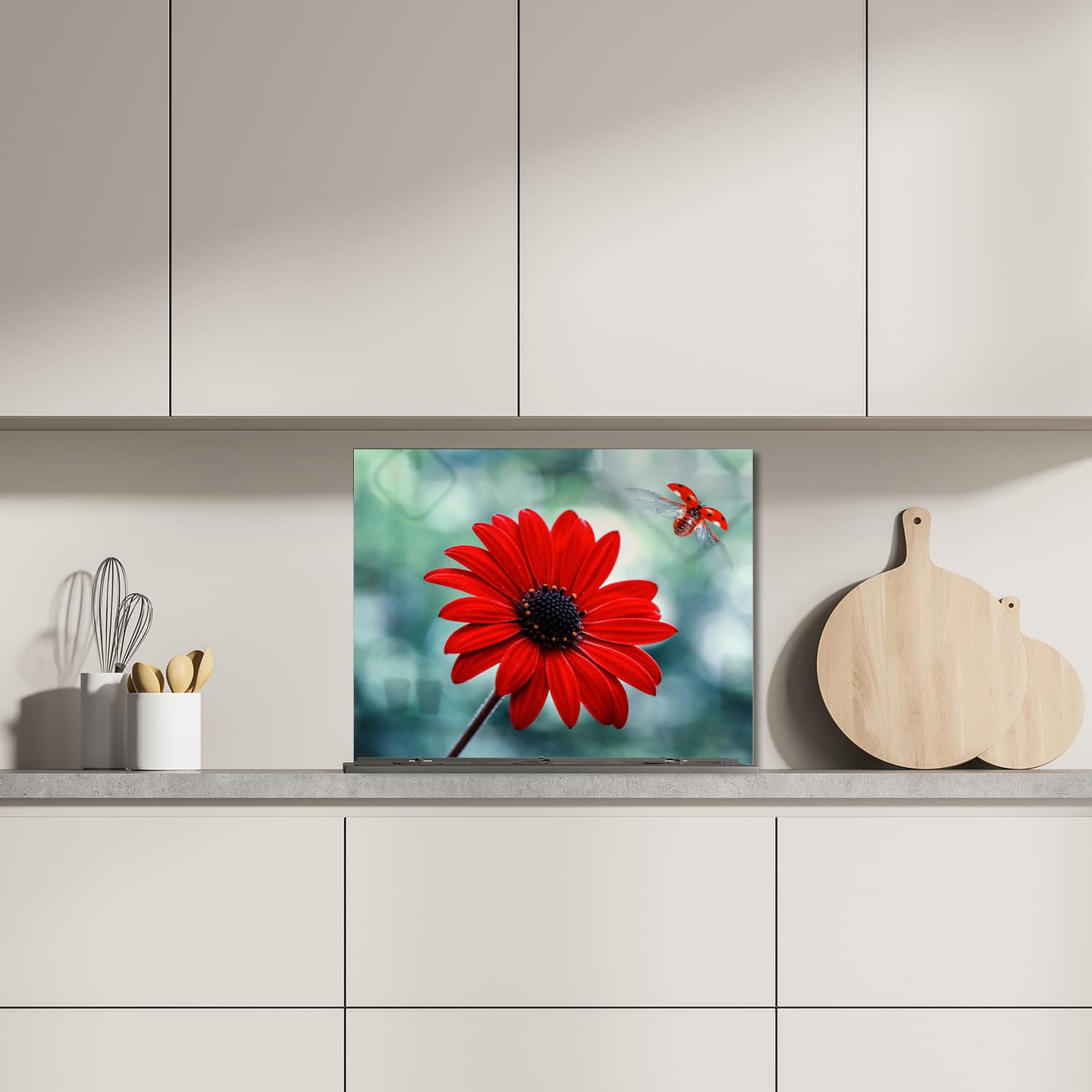 Eigen afmeting spatscherm-op-maat Keuken - Hittebestendig gehard glas - Rode Bloem en Lieveheersbeestje