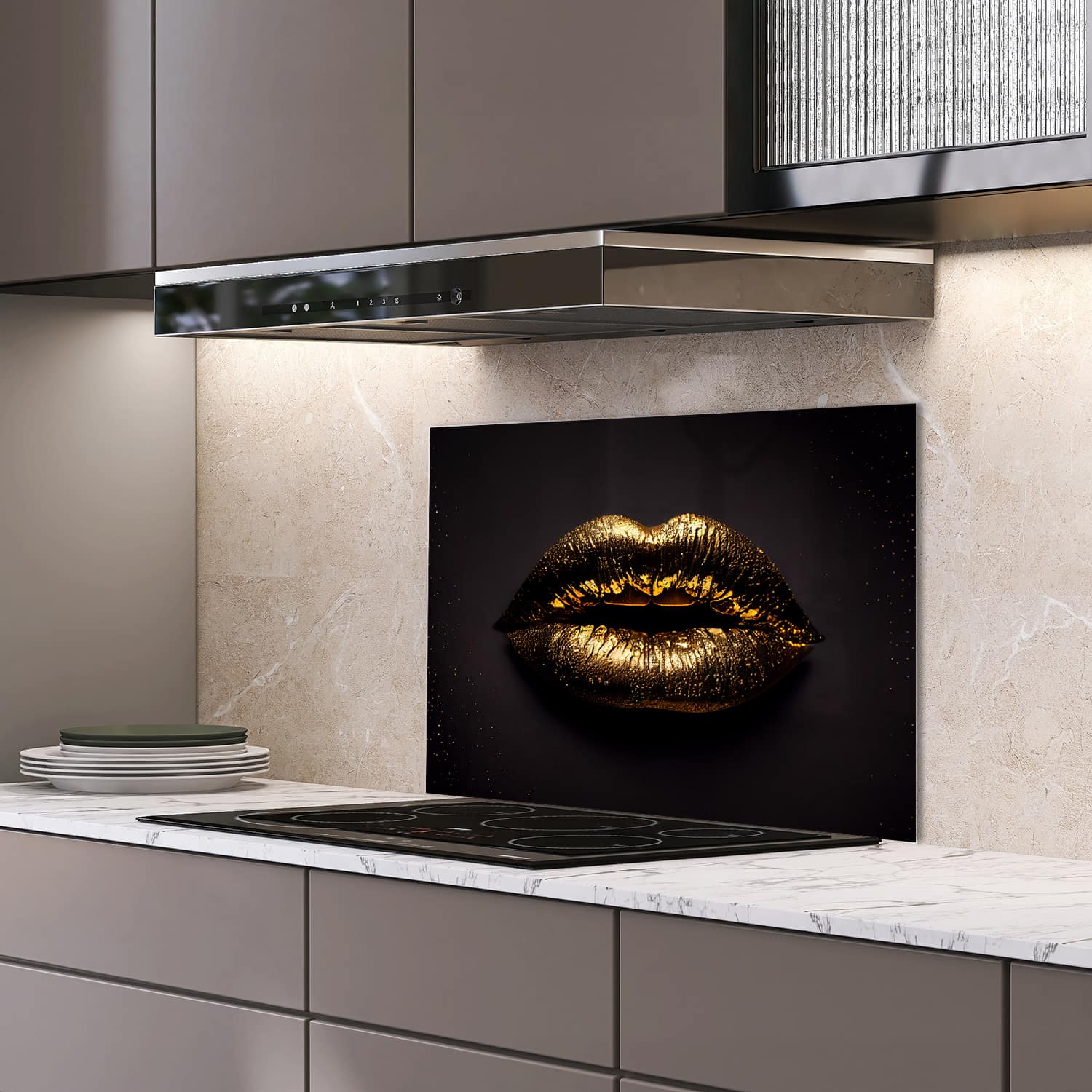 Eigen afmeting spatscherm-op-maat Keuken - Hittebestendig gehard glas - Gouden lippen op zwarte achtergrond
