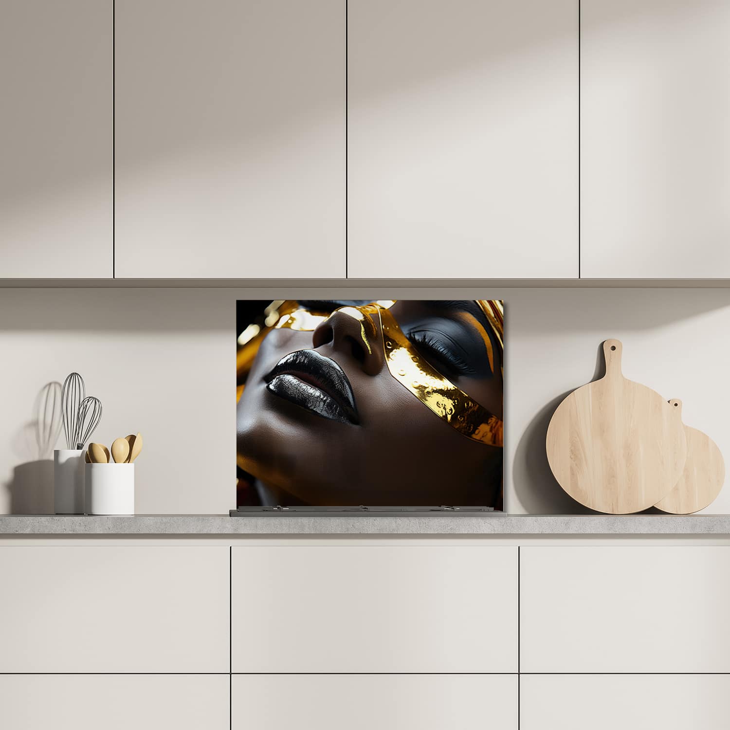 Eigen afmeting spatscherm-op-maat Keuken - Hittebestendig gehard glas - Zwart gezicht met goude makeup