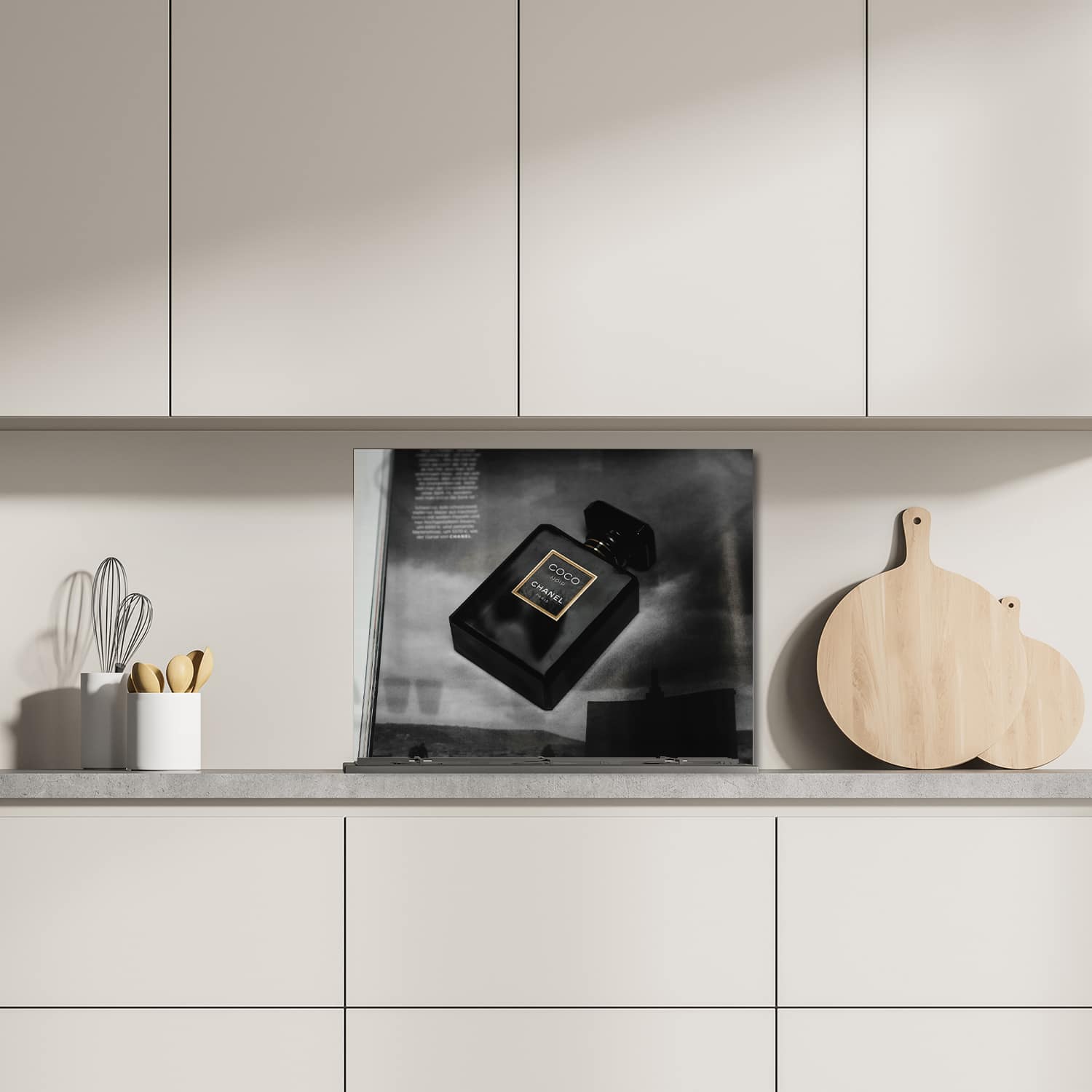 Eigen afmeting spatscherm-op-maat Keuken - Hittebestendig gehard glas - Coco Chanel Parfum op Tijdschrift