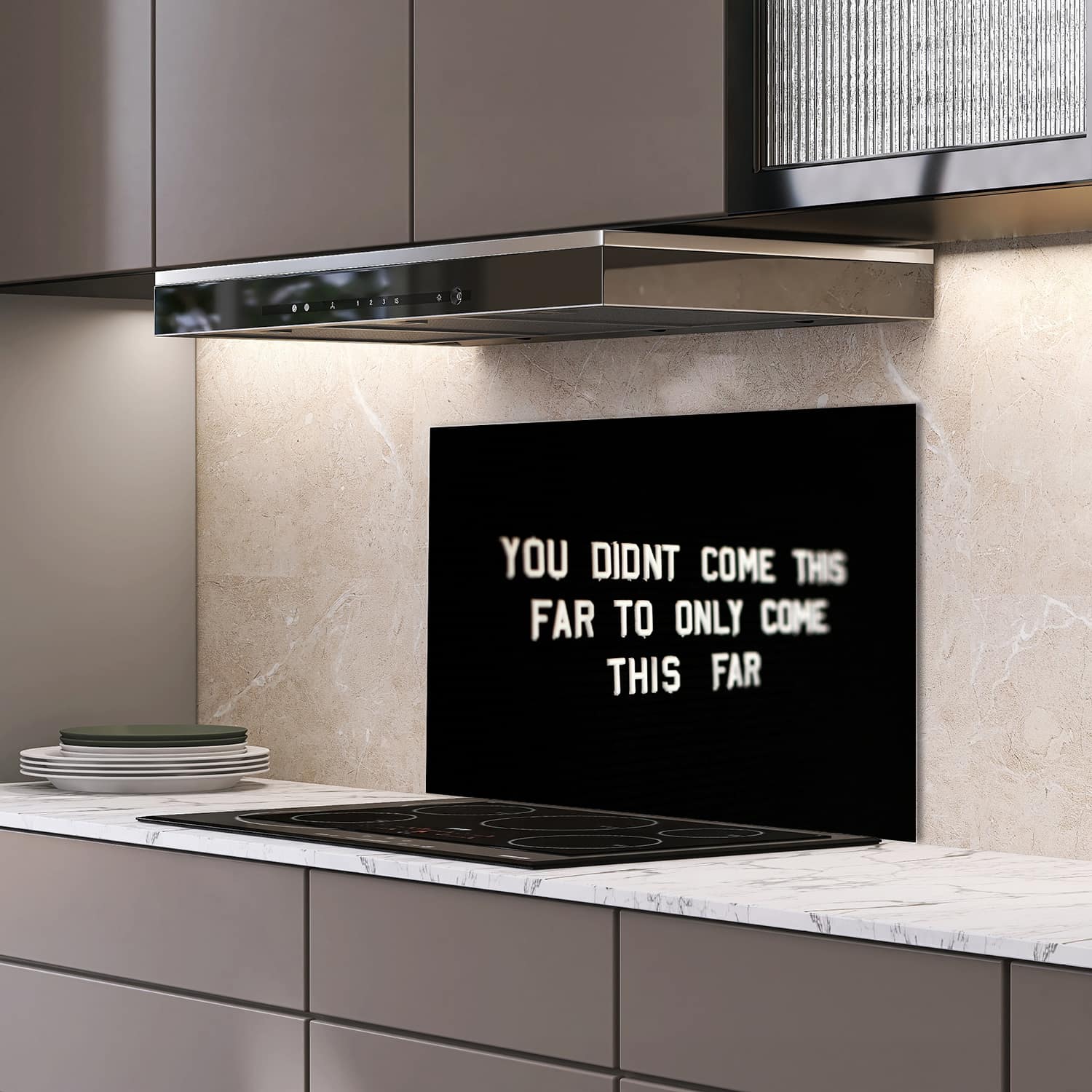 Eigen afmeting spatscherm-op-maat Keuken - Hittebestendig gehard glas - Quote op Zwarte Achtergrond