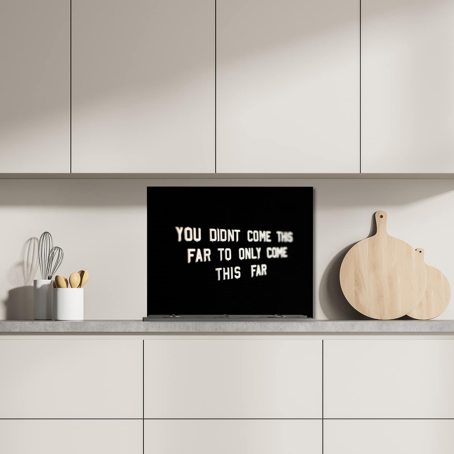 Eigen afmeting spatscherm-op-maat Keuken - Hittebestendig gehard glas - Quote op Zwarte Achtergrond