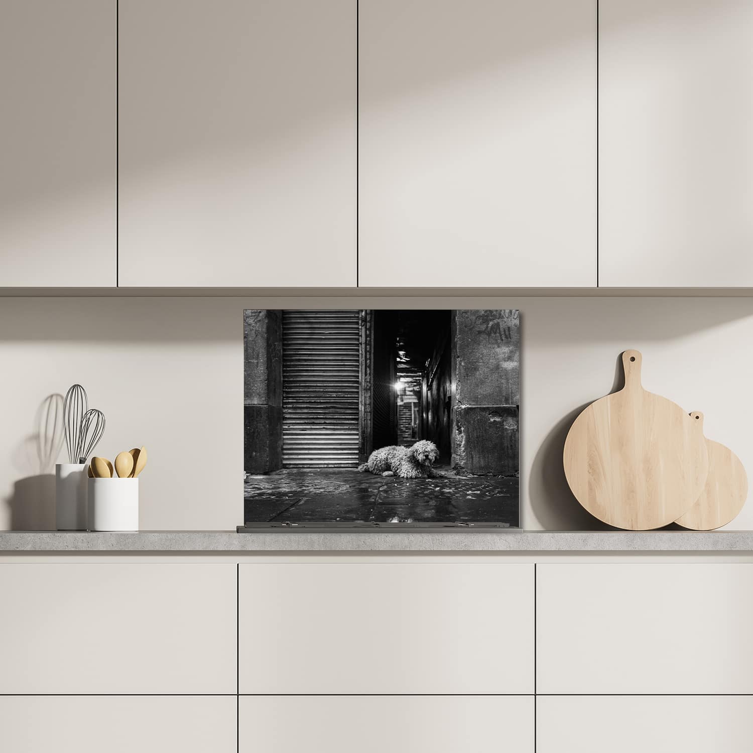 Eigen afmeting spatscherm-op-maat Keuken - Hittebestendig gehard glas - Zwart-Wit Hond op Straat