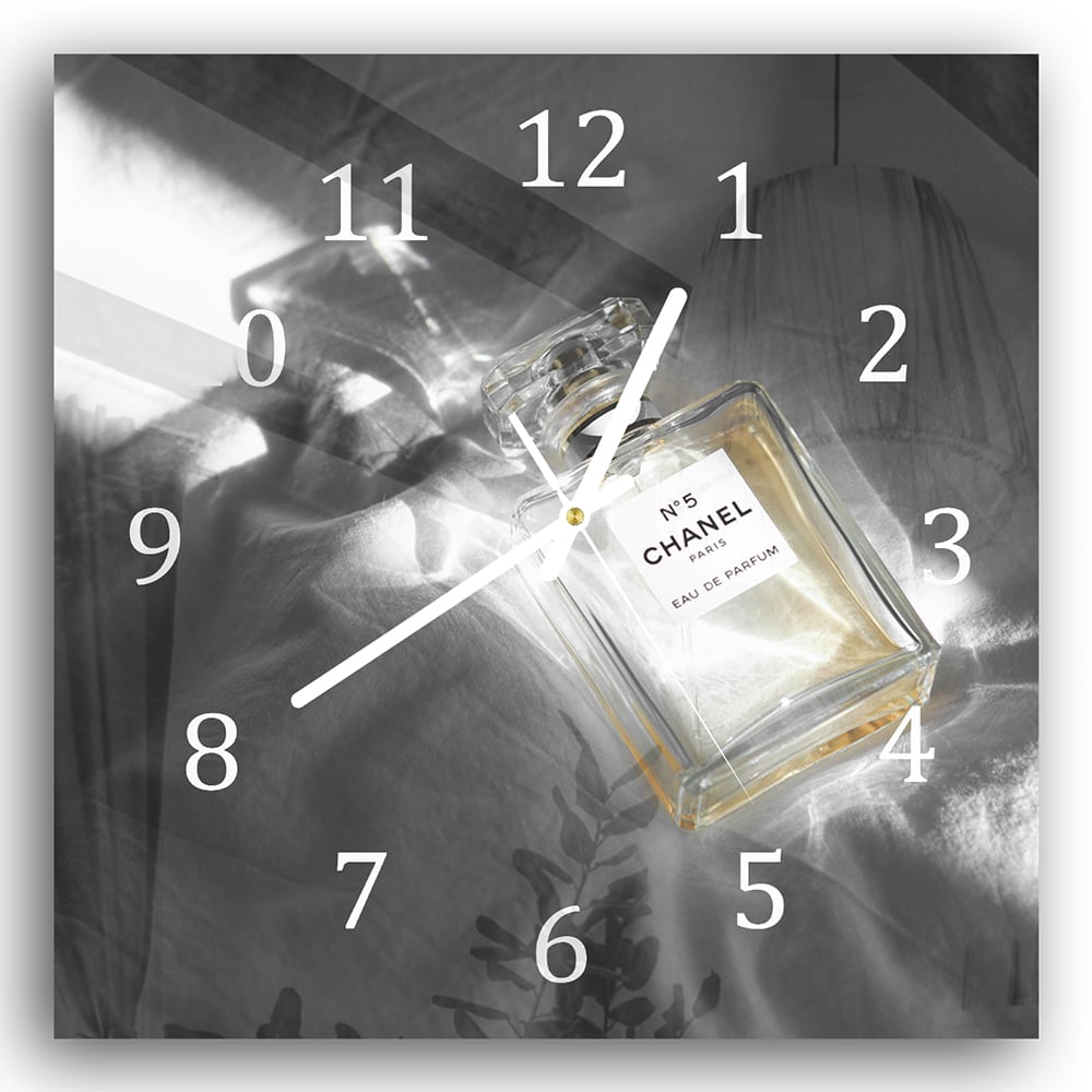 Wandklok 30x30 - Gehard Glas - Chanel Parfum op Bed