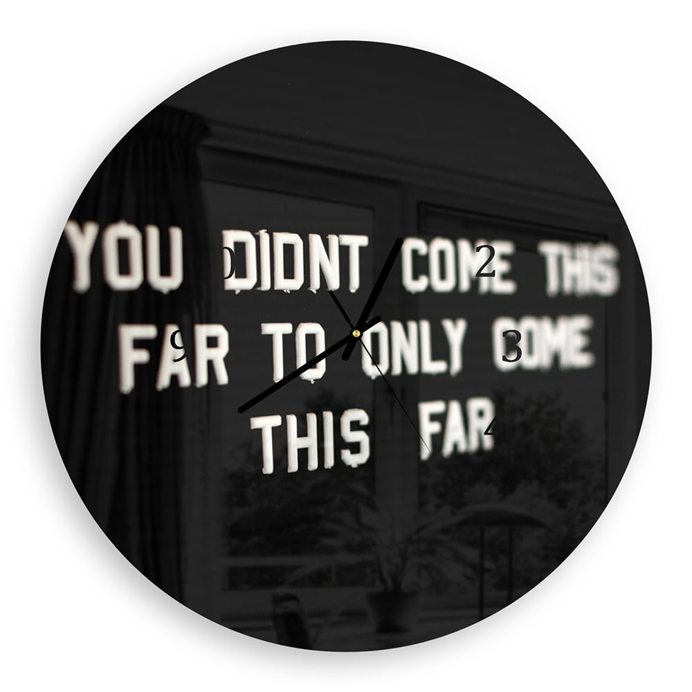 Wandklok Rond 30cm - Gehard Glas - Quote op Zwarte Achtergrond