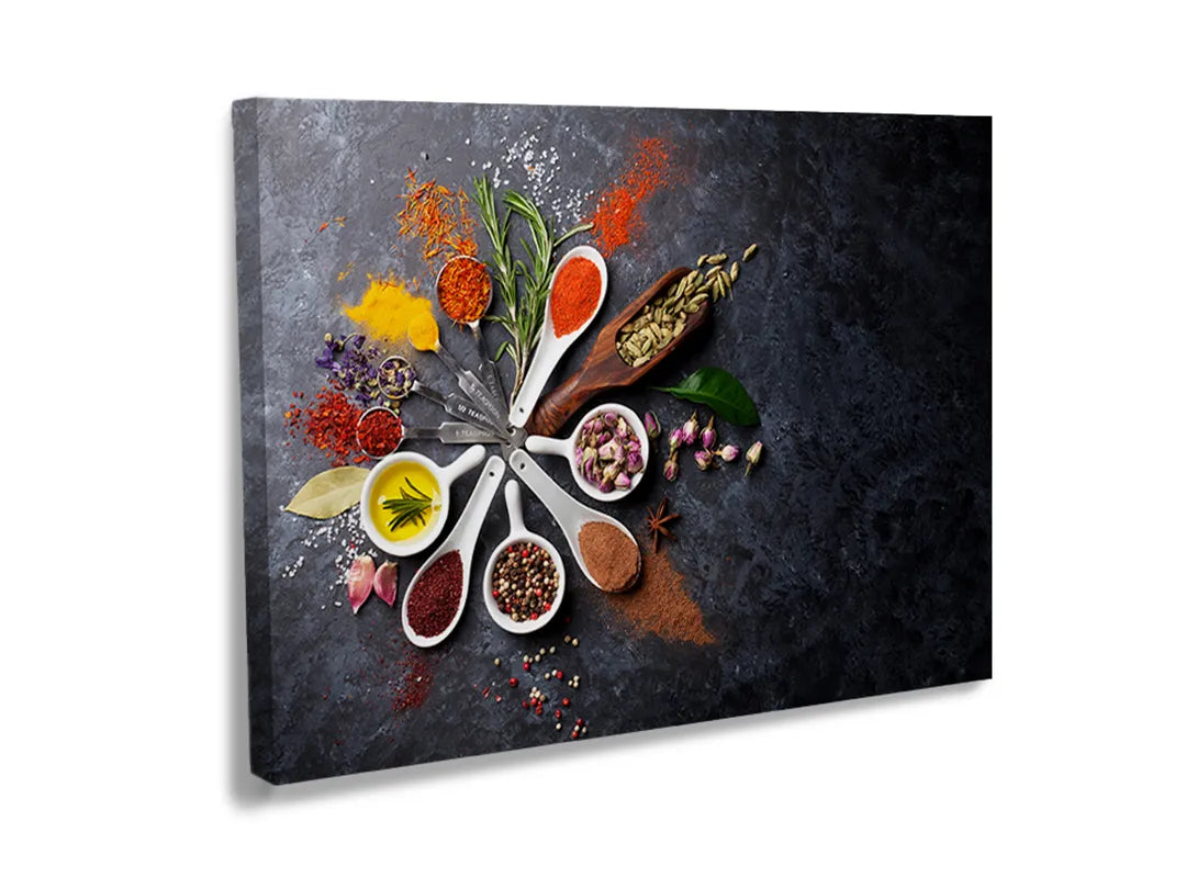 Metalen bord met een kleurrijke weergave van specerijen en kruiden.