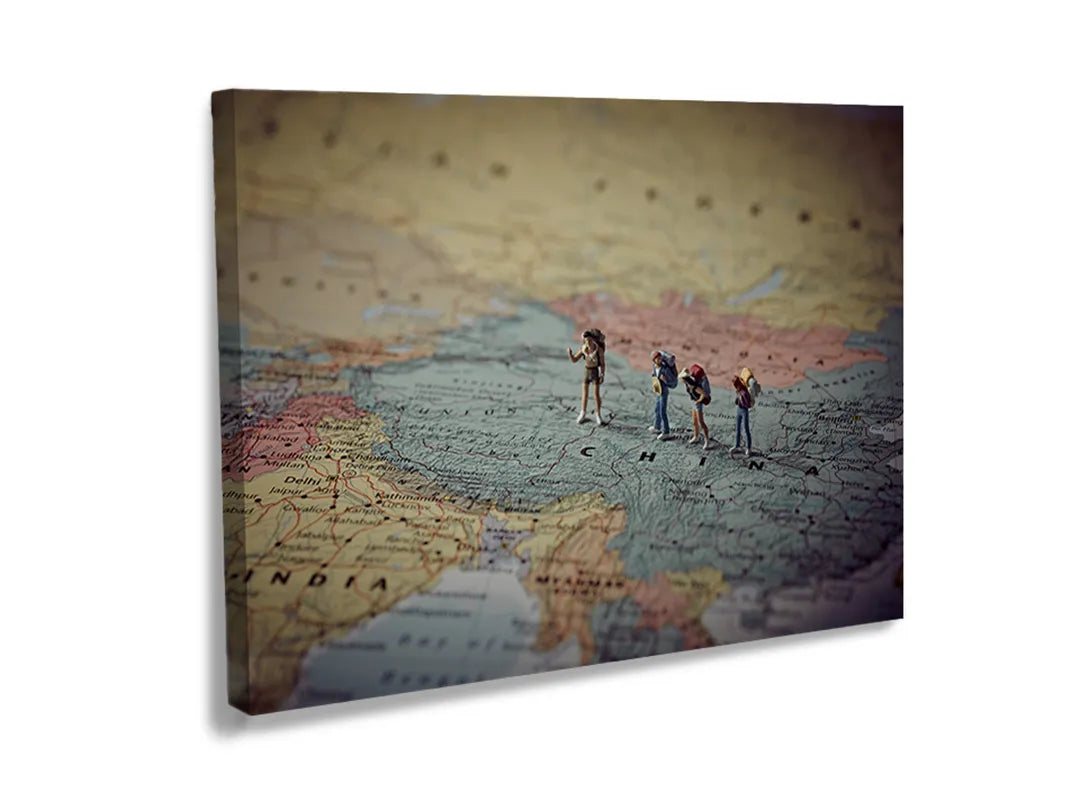 Metalen magneetbord met miniatuur reizigers op een wereldkaart