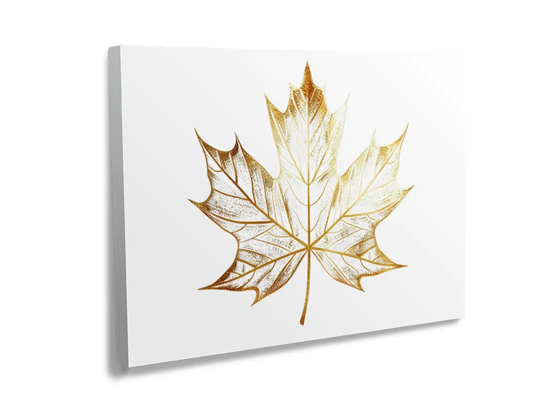 Metalen bord met een gouden esdoornblad op een witte achtergrond