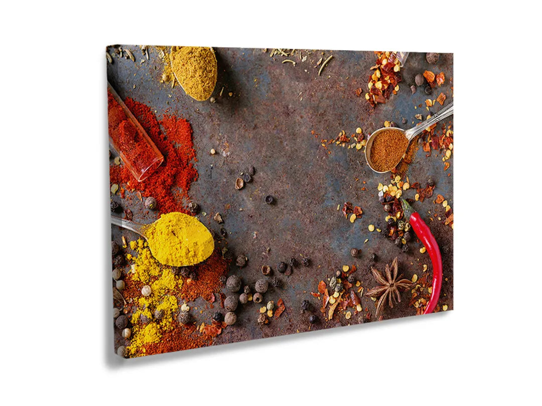 Metalen magneetbord met kleurrijke specerijen als decoratie.