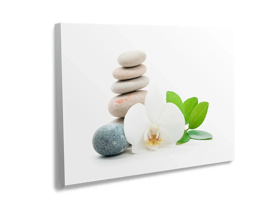 Metalen bord met zen stenen en een witte orchidee, perfect als magneetbord.