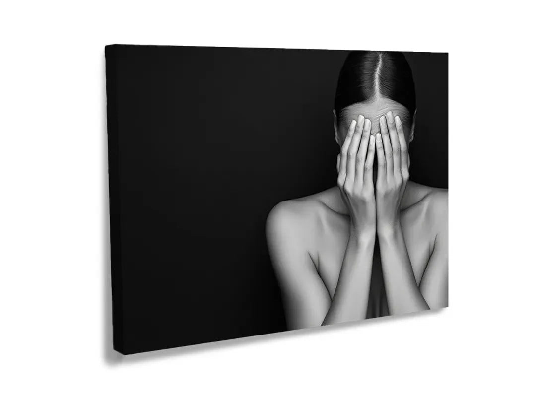 Metalen bord met zwart-wit afbeelding van een vrouw die haar gezicht bedekt