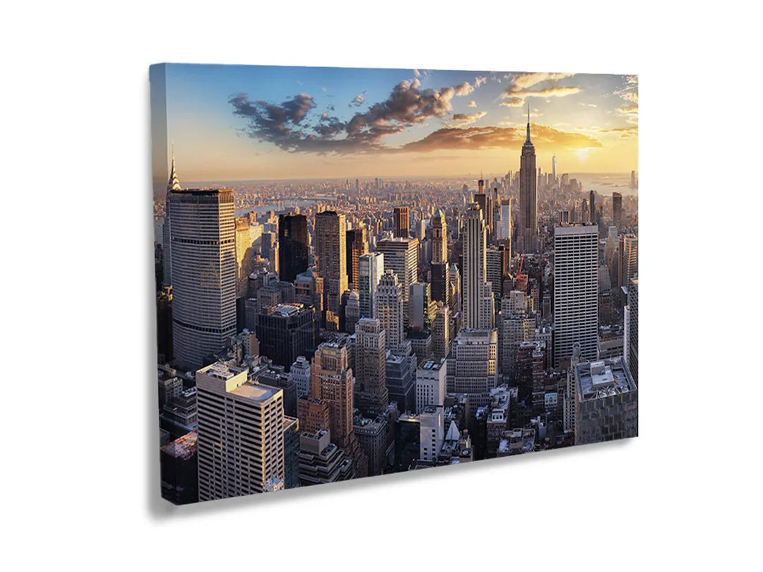 Metalen bord met een uitzicht op de skyline van Manhattan bij zonsondergang.