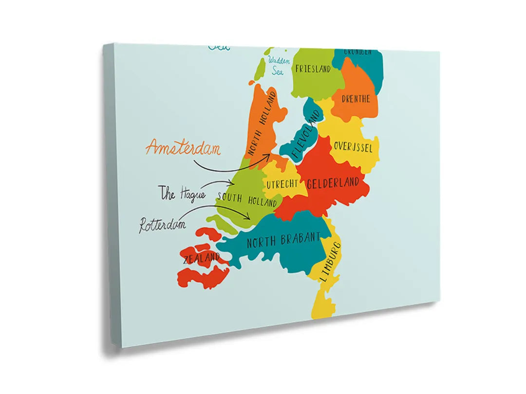 Metalen bord met kleurrijke kaart van Nederland als decoratief magneetbord.