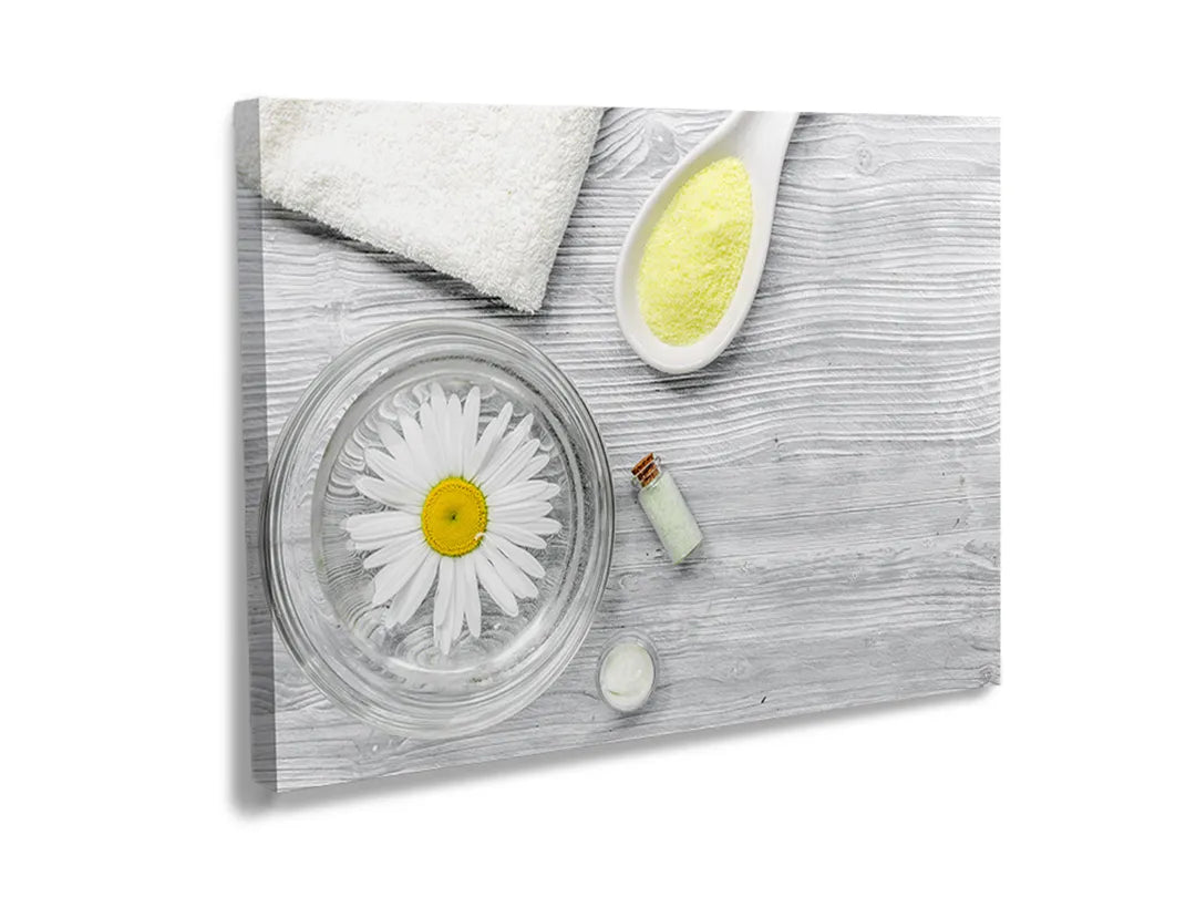 Metalen bord met bloem en wellness accessoires voor decoratie en memoboard.