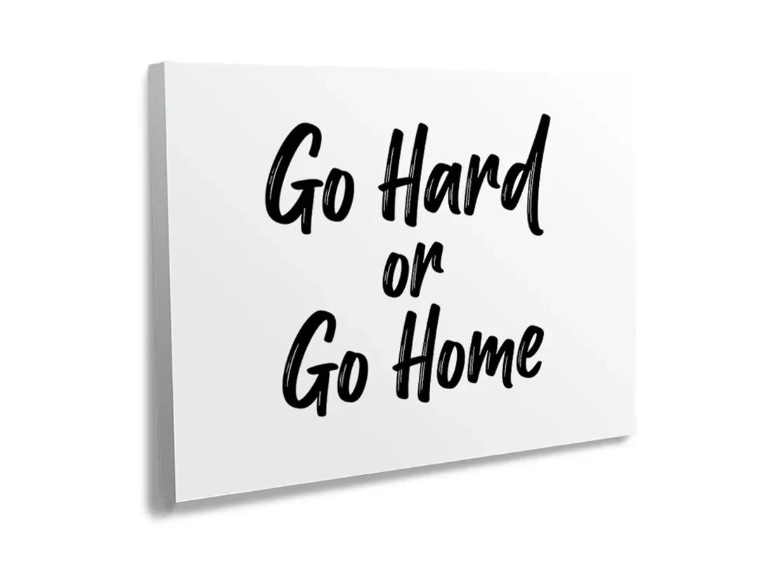 Metalen magneetbord met de tekst 'Go Hard or Go Home', functioneel en decoratief.