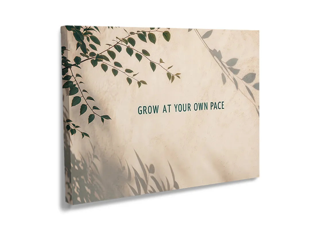 Metalen magneetbord met groene bladeren en de tekst 'GROW AT YOUR OWN PACE'.