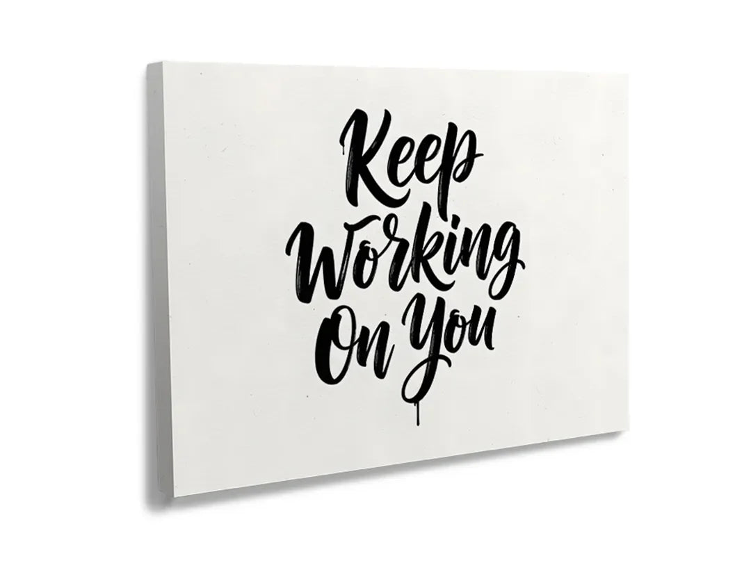 Metalen magneetbord met tekst 'Keep Working On You' voor decoratie en memobord.