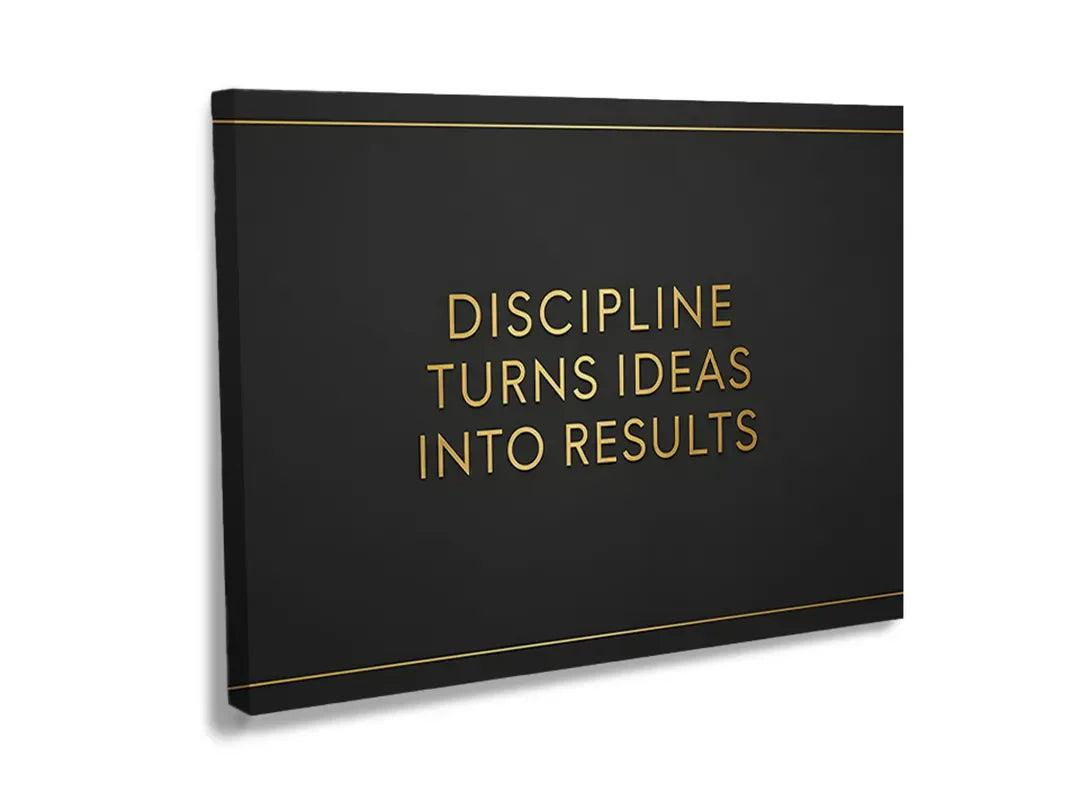 Metalen magneetbord met de tekst 'Discipline turns ideas into results' in goud op een zwarte achtergrond.