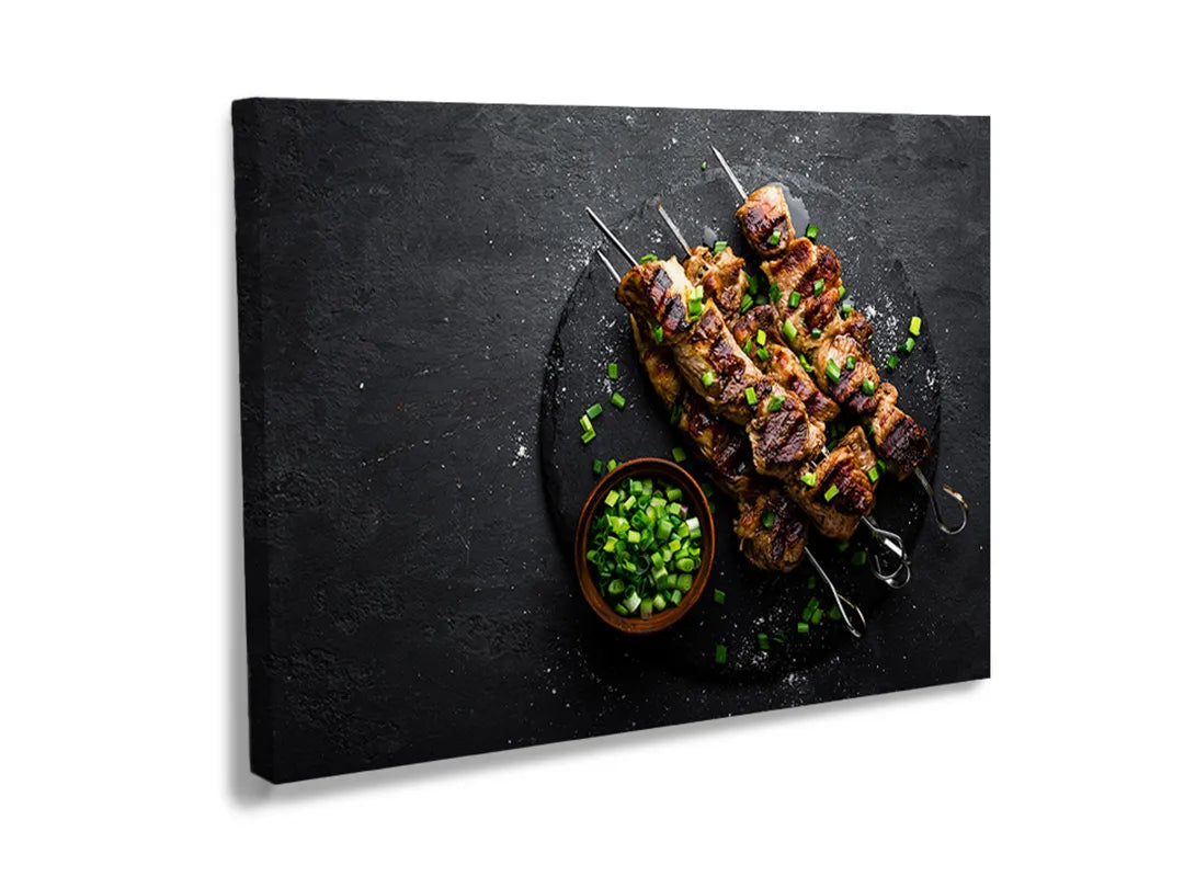 Metalen bord met kebab gerechten voor in de keuken, functioneel en decoratief.