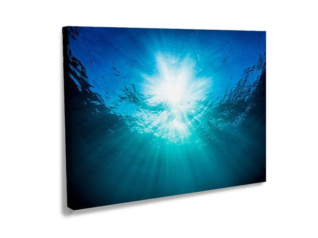 Metalen magneetbord met onderwaterlicht effect in blauwe tinten.