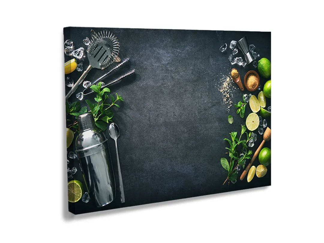 Metalen magneetbord met cocktail ingrediënten zoals limoen en munt.