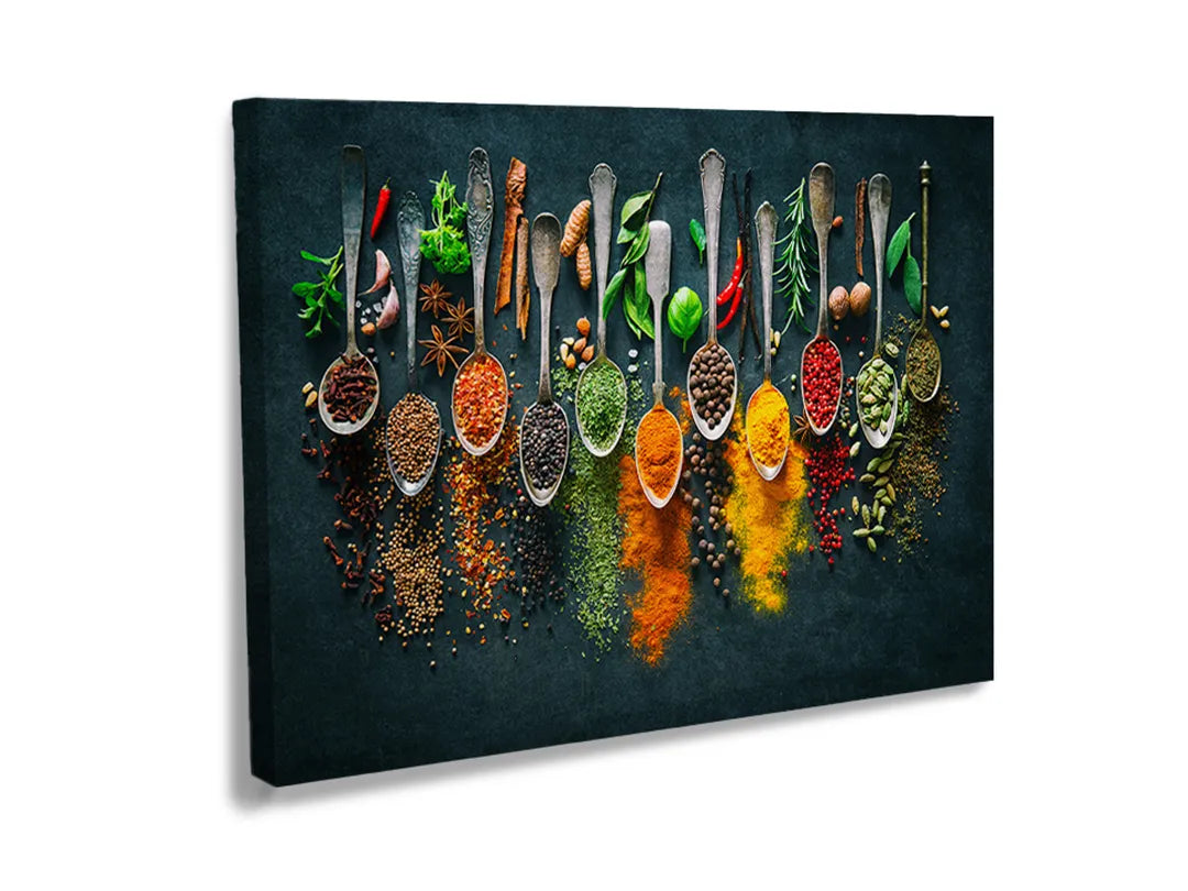 Metalen magneetbord met kleurrijke specerijen en kruiden op lepels