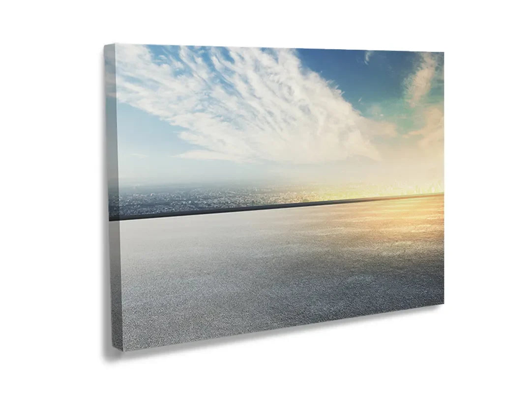 Metalen bord met een panoramisch uitzicht en wolkenlucht.