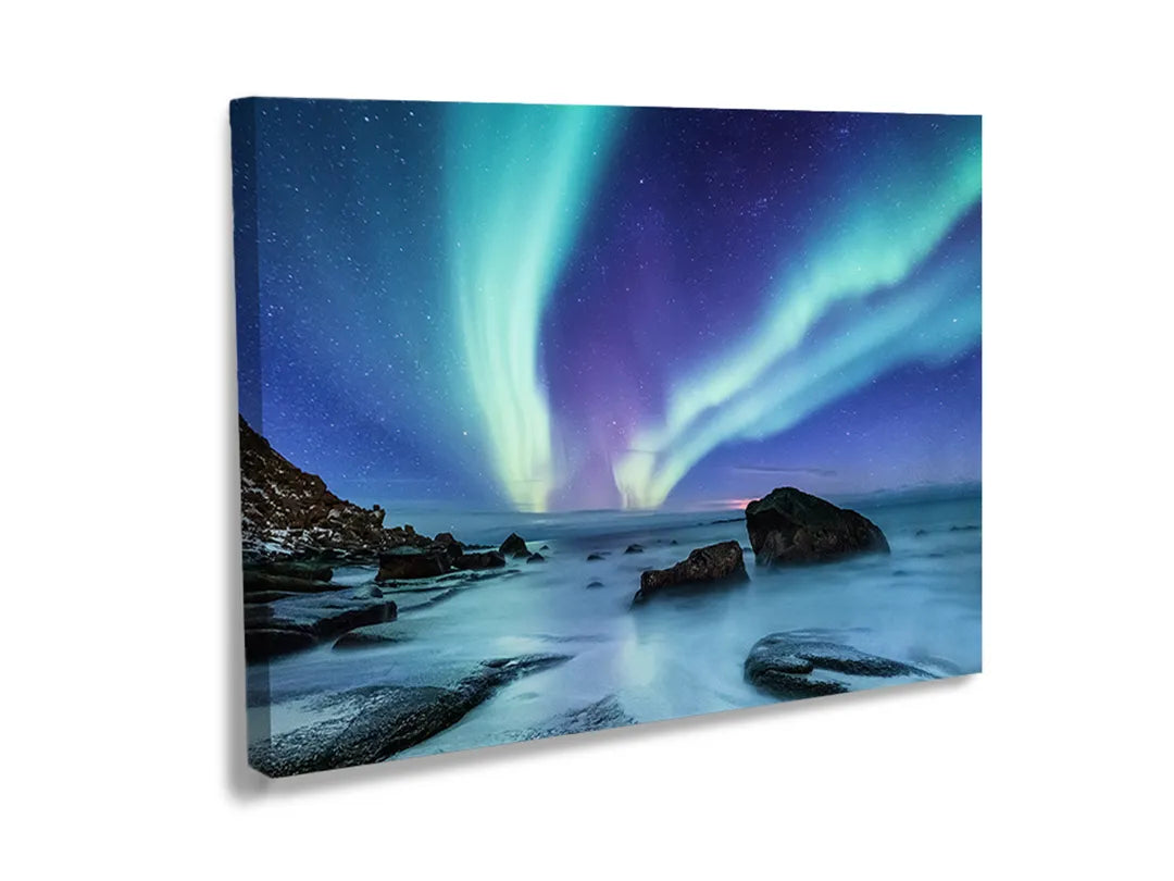 Metalen magneetbord met het noorderlicht boven de zee afgebeeld.