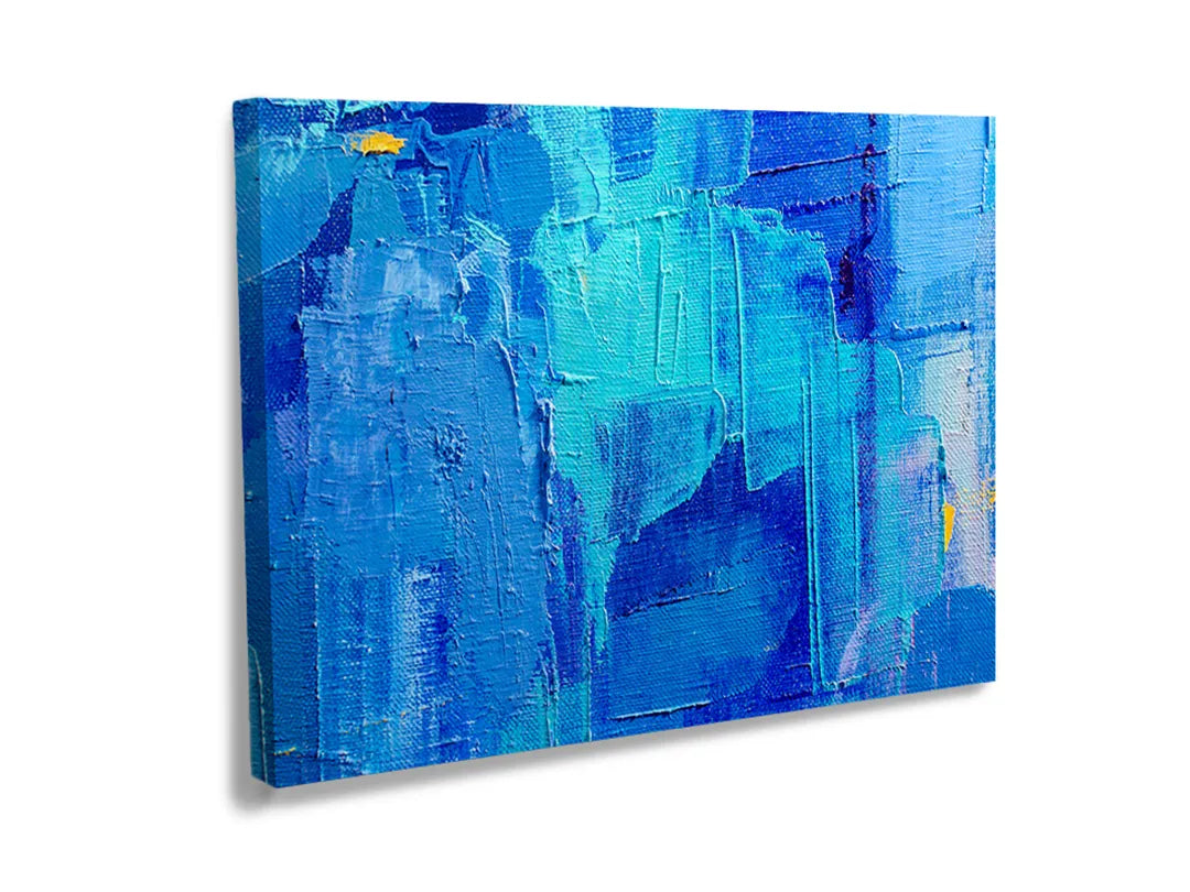 Metalen bord in blauwtinten, functioneel als magneetbord en decoratief