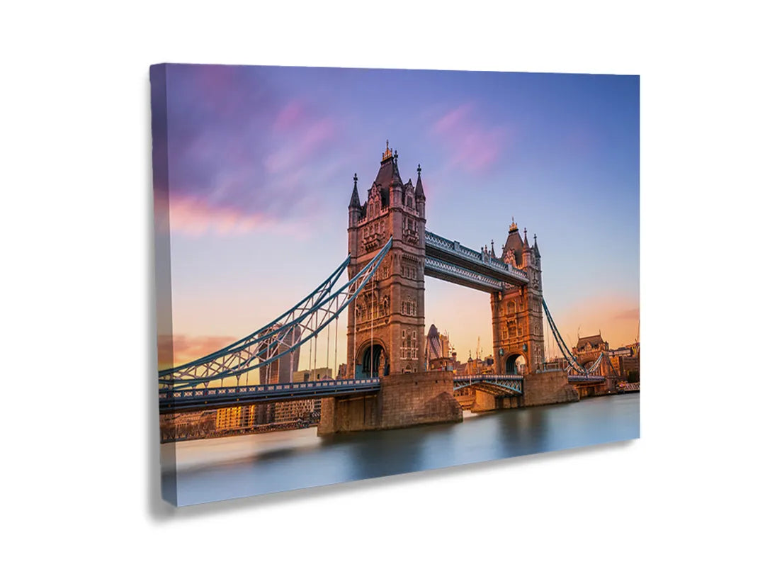 Metalen bord van Tower Bridge met een fraaie zonsondergang