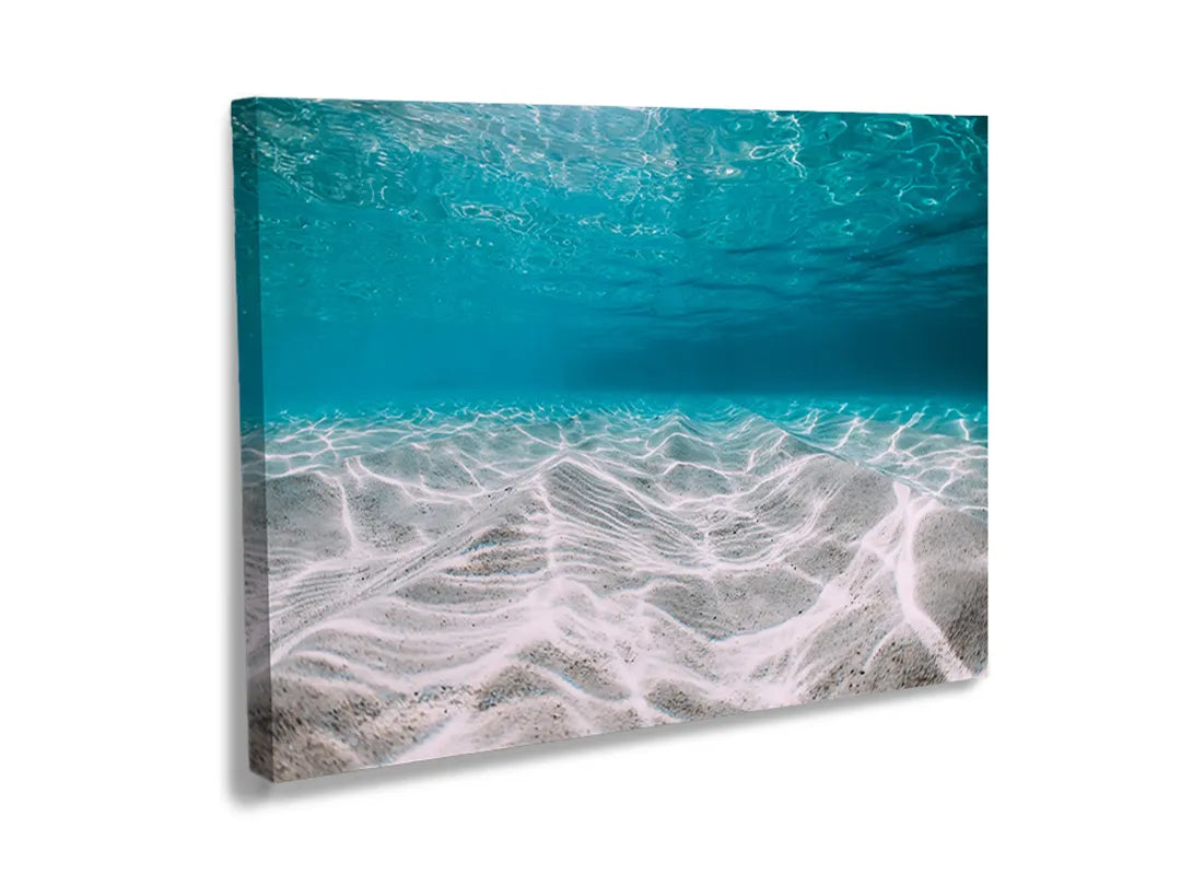 Metalen magneetbord met onderwaterreflectie in turquoise water