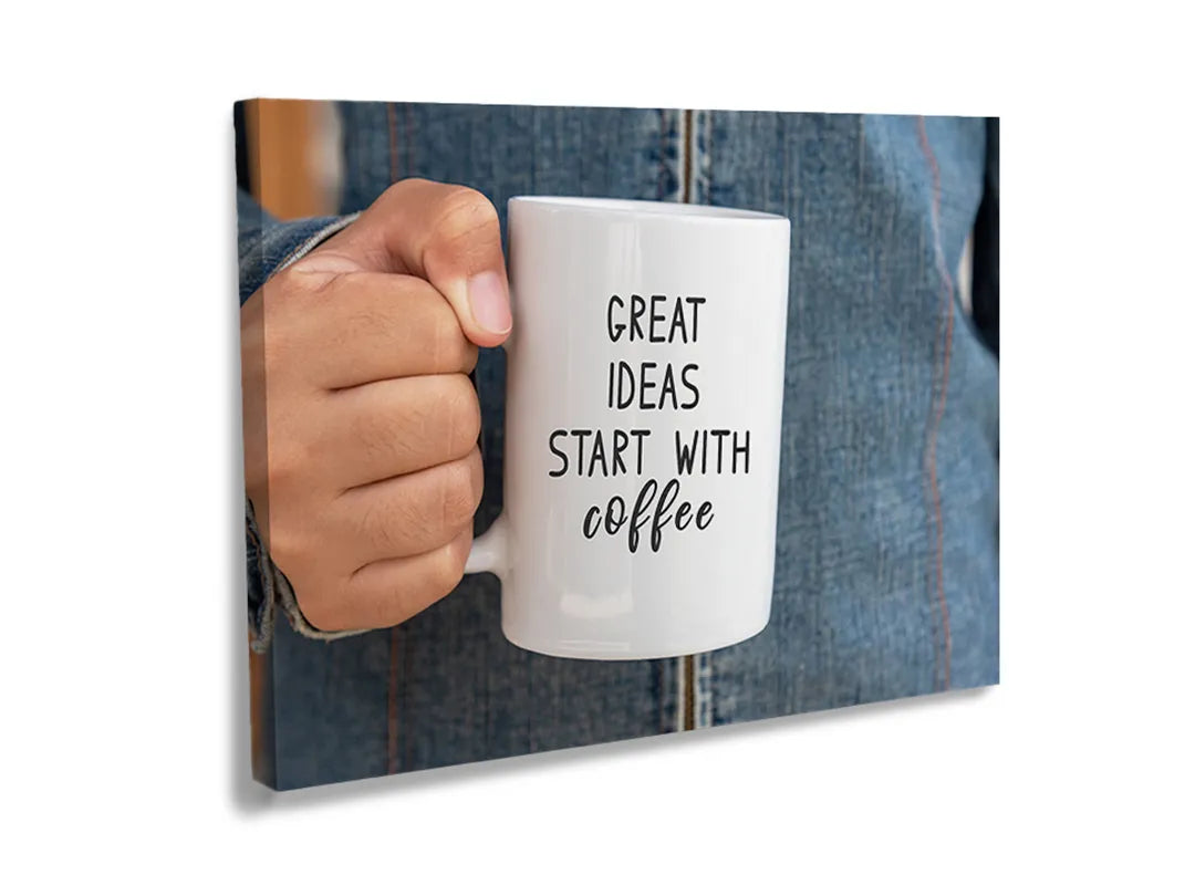 Metalen bord met de tekst 'Great Ideas Start With Coffee' voor memo's en decoratie.