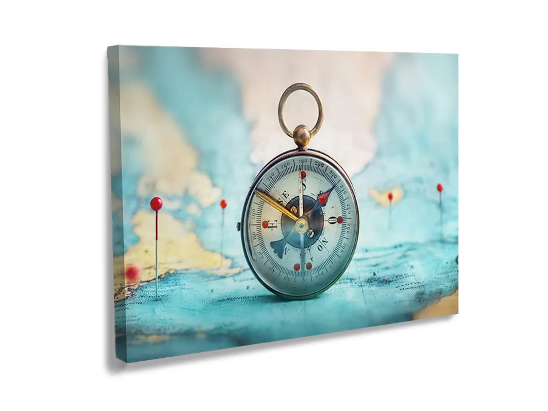 Metalen magneetbord van een kompas op een wereldkaart voor decoratie en notities.